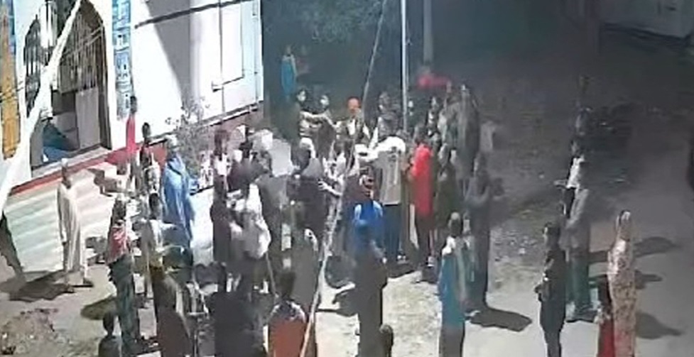 চৌদ্দগ্রামে মায়ের সামনে ছেলেকে খুঁটিতে বেঁধে নির্যাতন, ভিডিও ভাইরাল